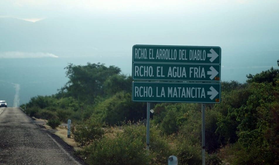 altura de señales de tránsito